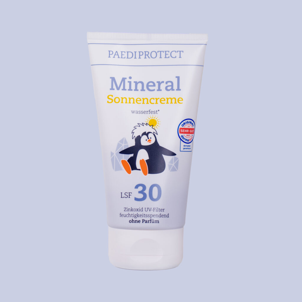 Mineralische Sonnencreme LSF 30 für Kinder in Tube auf neutralem Hintergrund