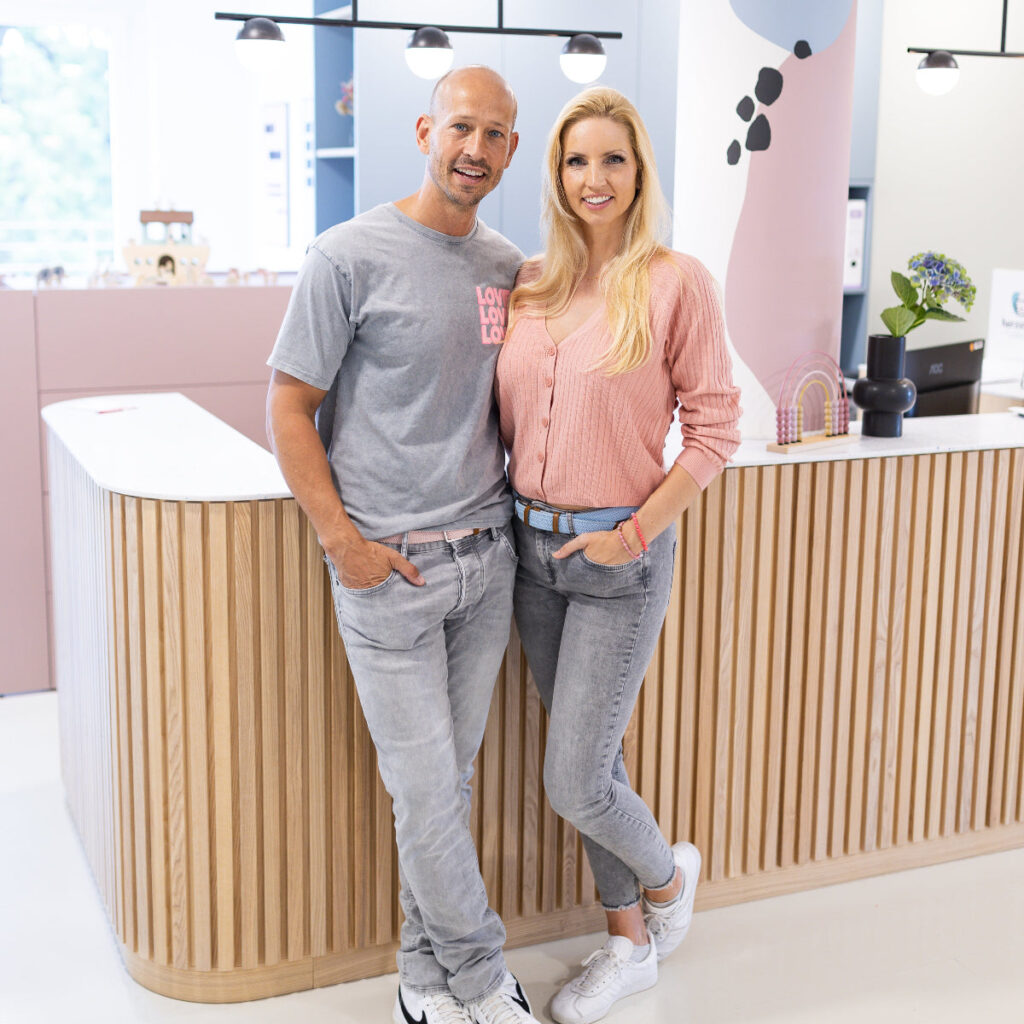 Praxis-Herzstück. Dr. med. Claus Pflugbeil und seine Frau stehen am Empfang