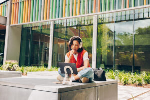 Jetzt am Gewinnspiel teilnehmen und einen Curve Mini Tablet-Ständer gewinnen