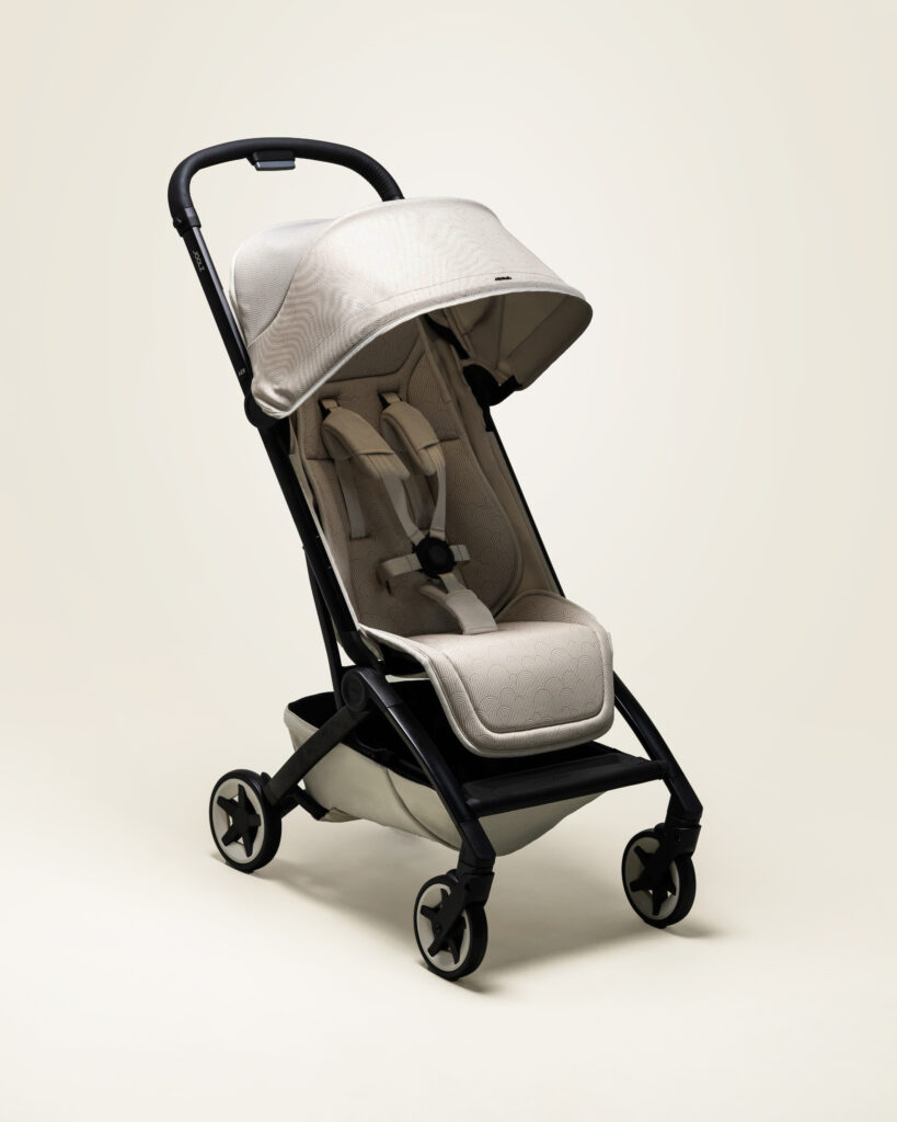 Der Joolz Aer² Buggy in der Farbe Calming Beige mit Sonnenverdeck und gepolstertem Sitz vor neutralem Hintergrund.