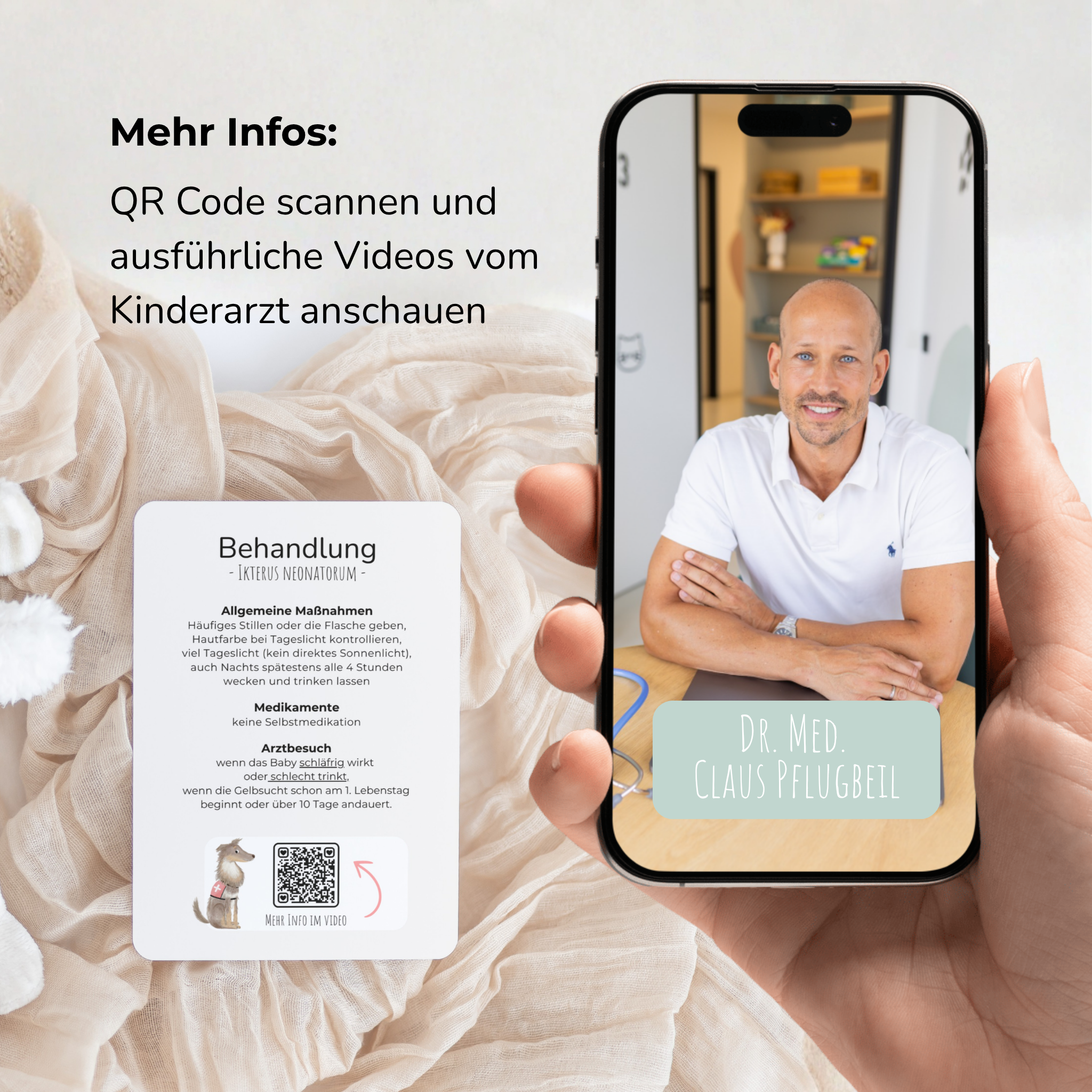 Eine Hand hält ein Smartphone, auf dem Kinderarzt Dr. med. Claus Pflugbeil in einem Erklärvideo zu sehen ist. Daneben liegt eine Informationskarte aus dem Kartenset für Neugeborene mit QR-Code, über den Eltern weitere medizinische Inhalte abrufen können.