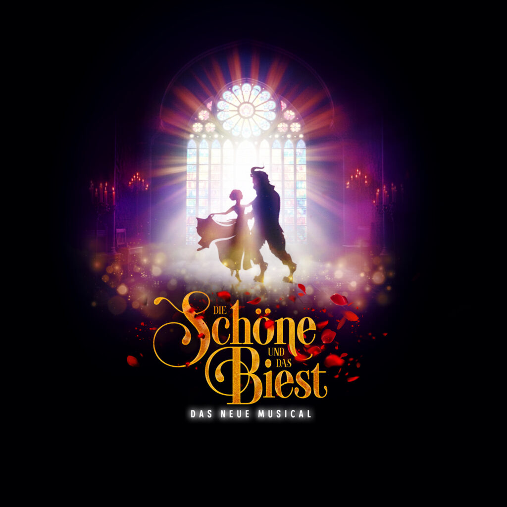 Offizielles Motiv zum Musical DIE SCHÖNE UND DAS BIEST: Vor einem hell erleuchteten Kirchenfenster tanzen die silhouettenhaften Figuren von Belle und dem Biest miteinander. Goldene Lichtstrahlen, rote Rosenblätter und das elegante Logo des Musicals verleihen dem Motiv eine märchenhafte und romantische Atmosphäre.