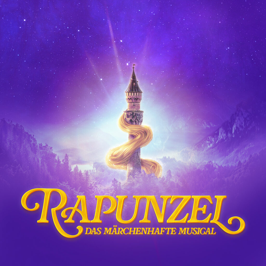 Offizielles Motiv zum Musical RAPUNZEL – Das märchenhafte Musical: Ein hoher Turm ragt aus einer märchenhaften Landschaft empor, um den sich das lange, goldene Haar von Rapunzel windet. Ein funkelnder Sternenhimmel in Violett- und Blautönen verleiht dem Motiv eine zauberhafte und geheimnisvolle Atmosphäre.