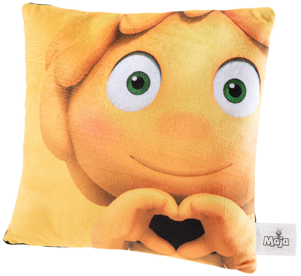 Quadratisches, gelbes Kuschelkissen mit einem großflächigen Motiv der lächelnden Biene Maja. Die beliebte Zeichentrickfigur blickt mit großen grünen Augen nach vorne und formt mit ihren Händen ein Herz. Unten rechts ist das Maja-Label am Kissen angebracht.