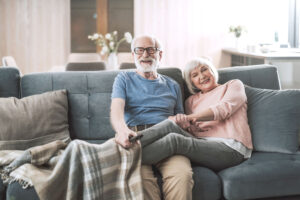Besser fernsehen im Alter: So verstehen Oma und Opa jedes Wort