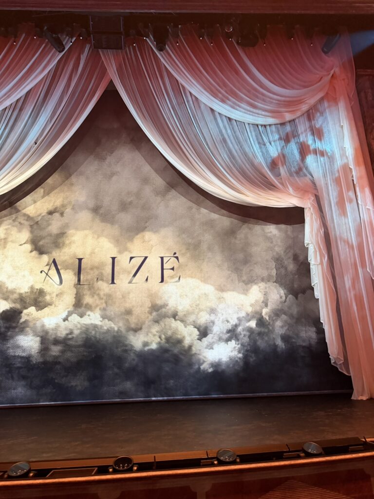 Akrobatik und Illusion bei Cirque du Soleil ALIZÉ
