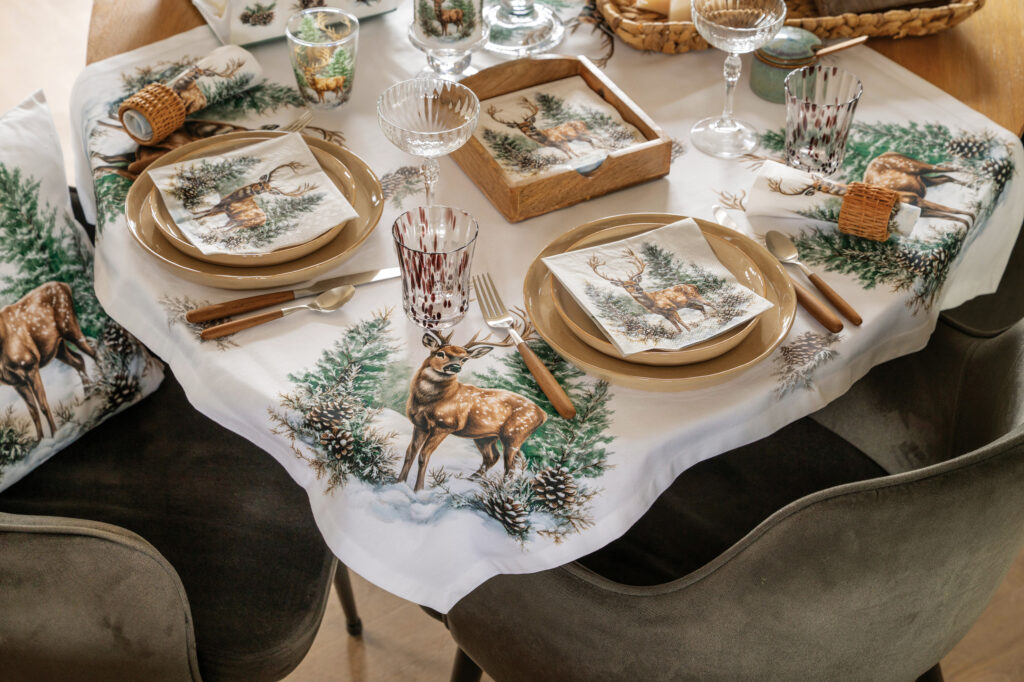 Winter-Stag-Servietten mit Hirschmotiv in sanften Grün- und Brauntönen