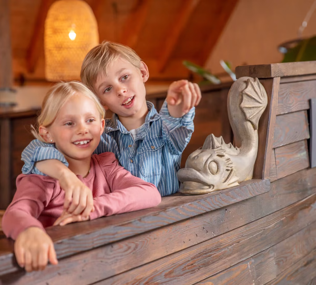 Kinder im Piratenschiff